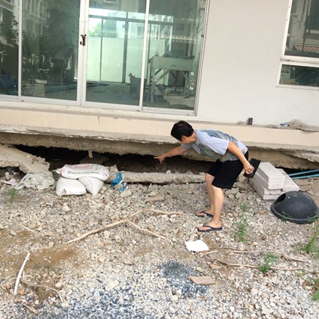 บ้านทรุด