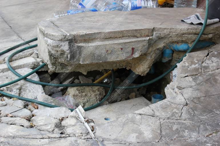 บริเวณลานจอดรถทรุดตัวหน้าบ้านของประชาชนในหมู่บ้าน