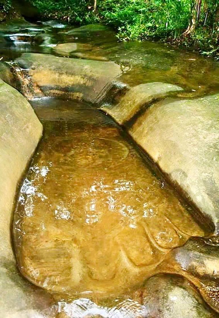 พระพุทธบาทน้ำทิพย์ จ.สกลนคร