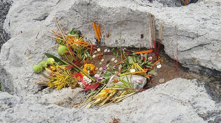 รอยพระพุทธบาท วัดพระบาทปู่ผาแดง จ.ลำปาง