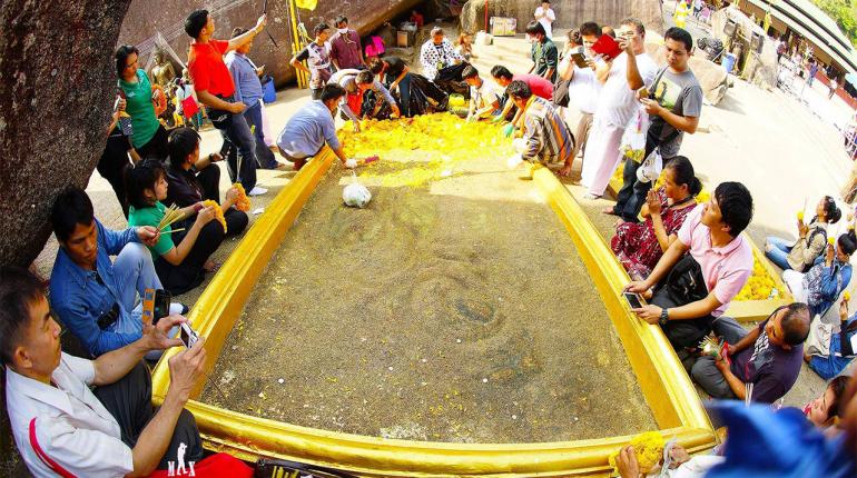 รอยพระพุทธบาท