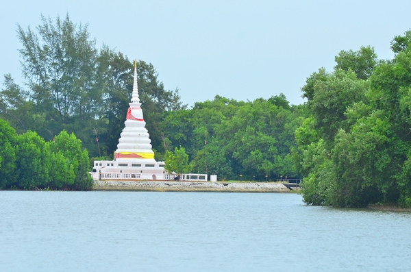 พระเจดีย์กลางน้ำ ระยอง