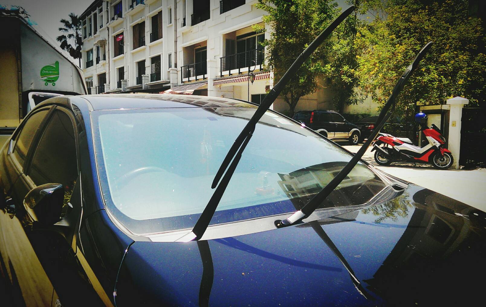 จอดรถกลางแดด 'ยกก้านปัดน้ำฝน' ควรทำหรือไม่?