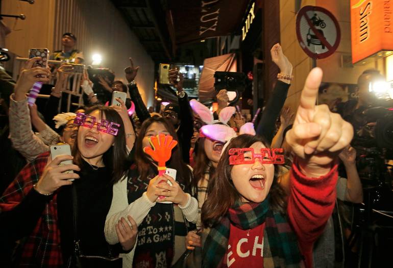 ชาวฮ่องกงร่วมเฉลิมฉลองต้อนรับปีใหม่ที่จัตุรัส หลาน ไกว ฟง ในเขตเซ็นทรัล (ภาพ: AP)