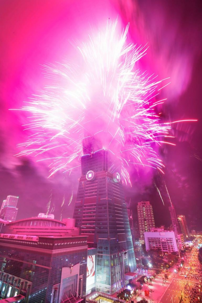 ไต้หวันจัดแสดงพลุไฟ โดยยิงออกจากตึกไทเป 101 (ภาพ: AP)