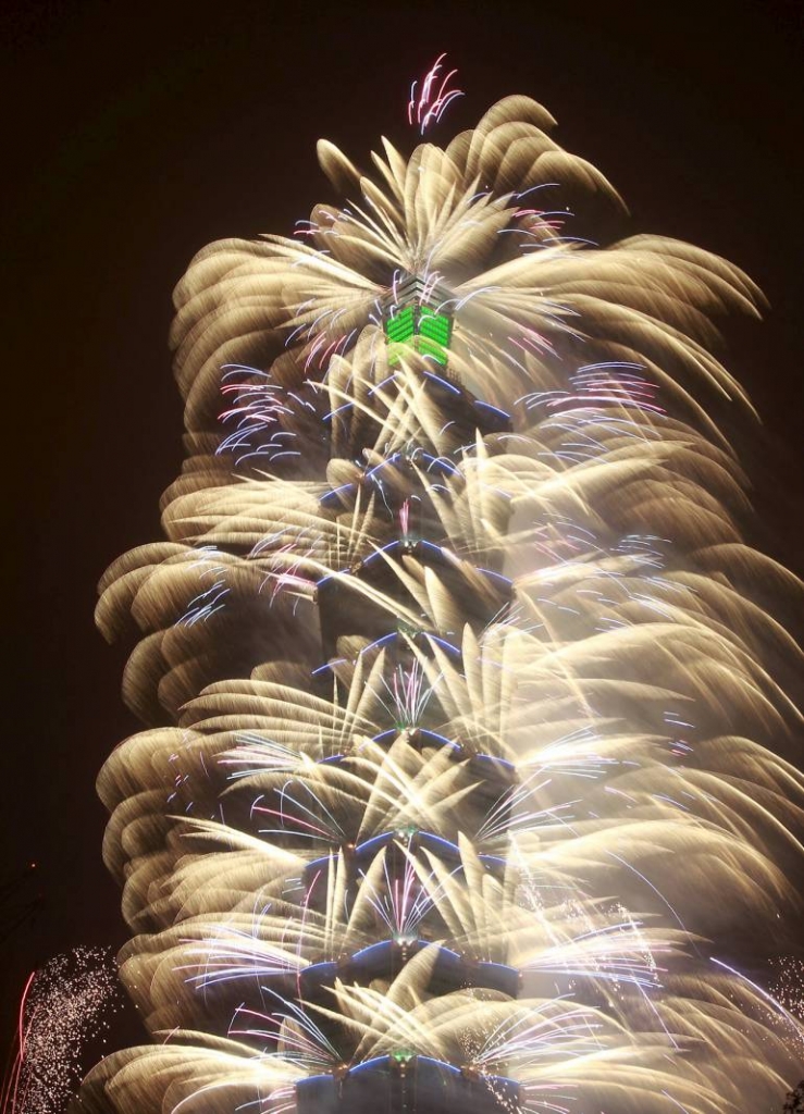 ตึกไทเป 101 เป็นอาคารที่สูงที่สุดในไต้หวัน ถูกใช้เป็นสถานที่จัดแสดงพลุไฟฉลองปีใหม่เป็นประจำทุกปี (ภาพ: REUTERS)