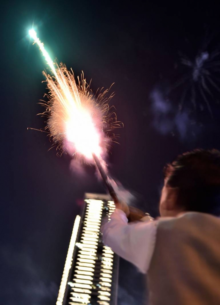ชาวอินโดนีเซีย ยิงพลุขึ้นฟ้า ร่วมฉลองวันขึ้นปีใหม่ (ภาพ: AFP)