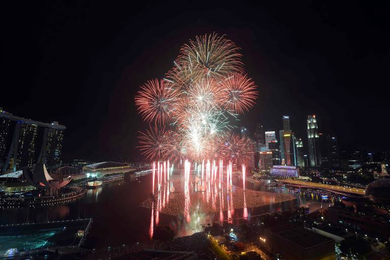 ประชาชนกว่า 300,000 คน เข้าร่วมงานเคาต์ดาวน์ที่ มารินา เบย์ (ภาพ: AFP)