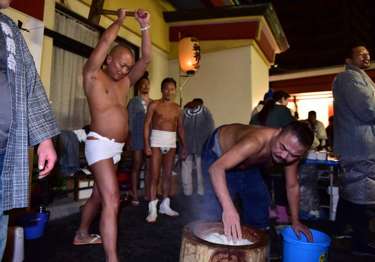 ชาวญี่ปุ่นทุบแป้งโมจิ ต้อนรับปีใหม่ 2016 ที่ศาลเจ้าคันดะ ในกรุงโตเกียว (ภาพ: AFP)