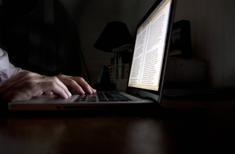 ควรจะต้องตรวจสอบถึงแหล่งที่มาของข้อมูลก่อนว่า มาจากที่ไหน เชื่อถือได้หรือไม่