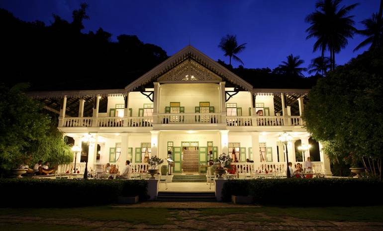 ห้องอาหารในบ้านโบราณคลาสสิก