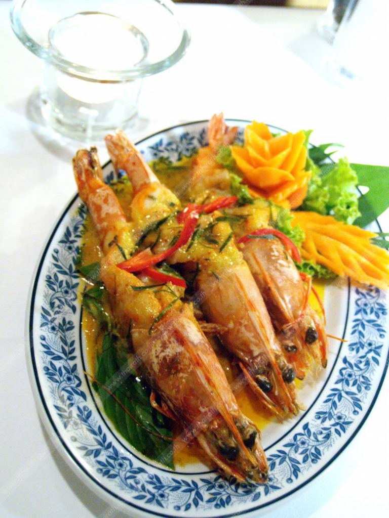 กุ้งตัวใหญ่ จานนี้เริ่มต้นที่ 230 บาท