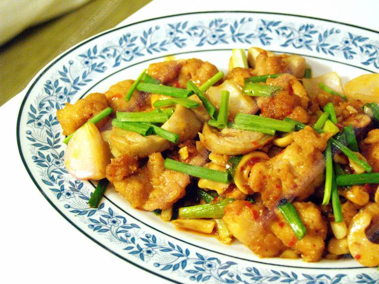 ไก่ผัดเม็ดมะม่วง ราคาเริ่มต้นที่ 210 บาท