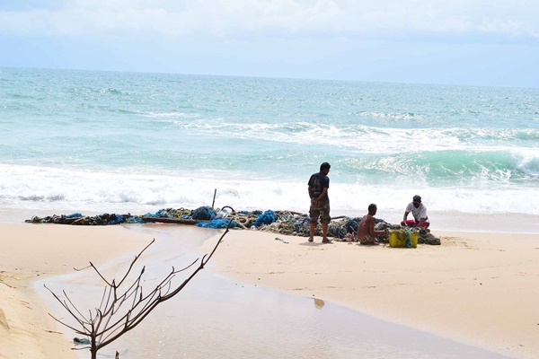 เที่ยวภูเก็ตแบบไม่รีบร้อน แบกเป้นั่งรถไฟไปทะเลหน้าฝน
