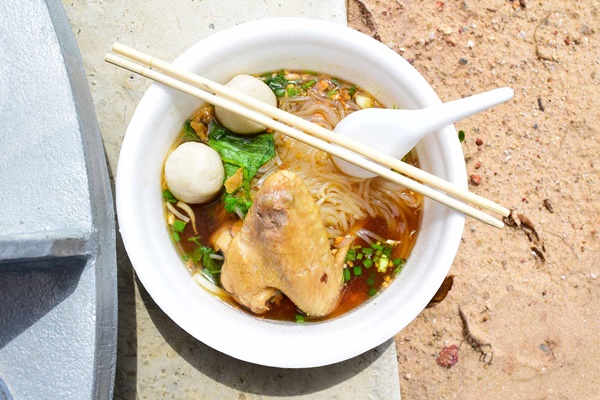 เที่ยวภูเก็ตแบบไม่รีบร้อน แบกเป้นั่งรถไฟไปทะเลหน้าฝน