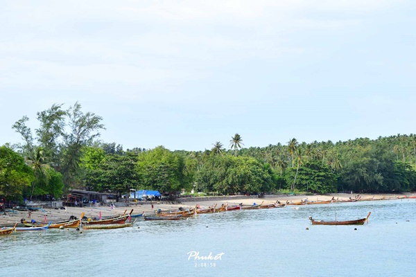 เที่ยวภูเก็ตแบบไม่รีบร้อน แบกเป้นั่งรถไฟไปทะเลหน้าฝน