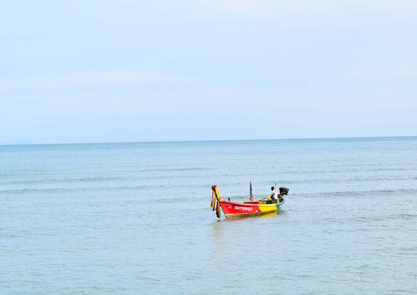 เที่ยวภูเก็ตแบบไม่รีบร้อน แบกเป้นั่งรถไฟไปทะเลหน้าฝน