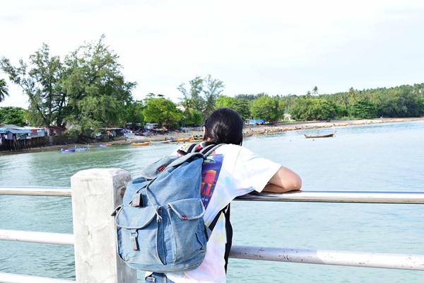 เที่ยวภูเก็ตแบบไม่รีบร้อน แบกเป้นั่งรถไฟไปทะเลหน้าฝน