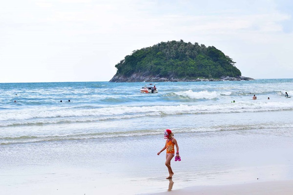 เที่ยวภูเก็ตแบบไม่รีบร้อน แบกเป้นั่งรถไฟไปทะเลหน้าฝน