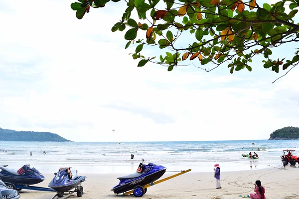 เที่ยวภูเก็ตแบบไม่รีบร้อน แบกเป้นั่งรถไฟไปทะเลหน้าฝน