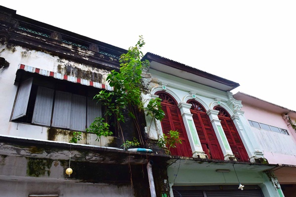 เที่ยวภูเก็ตแบบไม่รีบร้อน แบกเป้นั่งรถไฟไปทะเลหน้าฝน