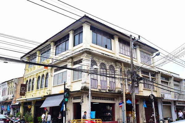 เที่ยวภูเก็ตแบบไม่รีบร้อน แบกเป้นั่งรถไฟไปทะเลหน้าฝน