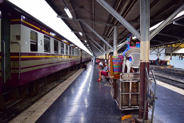 เที่ยวภูเก็ตแบบไม่รีบร้อน แบกเป้นั่งรถไฟไปทะเลหน้าฝน