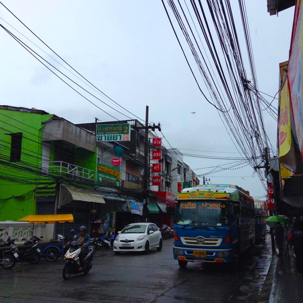 เที่ยวภูเก็ตแบบไม่รีบร้อน แบกเป้นั่งรถไฟไปทะเลหน้าฝน