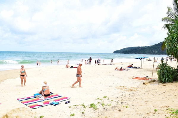 เที่ยวภูเก็ตแบบไม่รีบร้อน แบกเป้นั่งรถไฟไปทะเลหน้าฝน