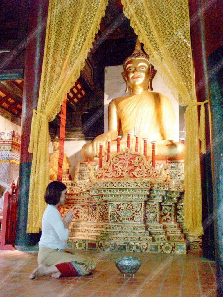 แม่หญิงไหว้พระในโบสถ์