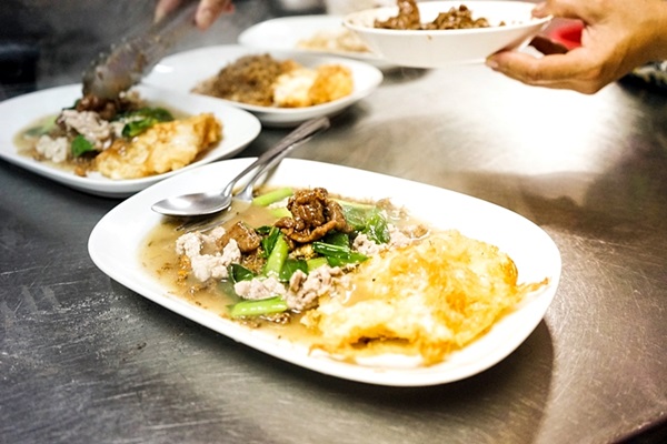 ราดหน้าชิ้งกี่ ตำนานกว่า 75 ปี