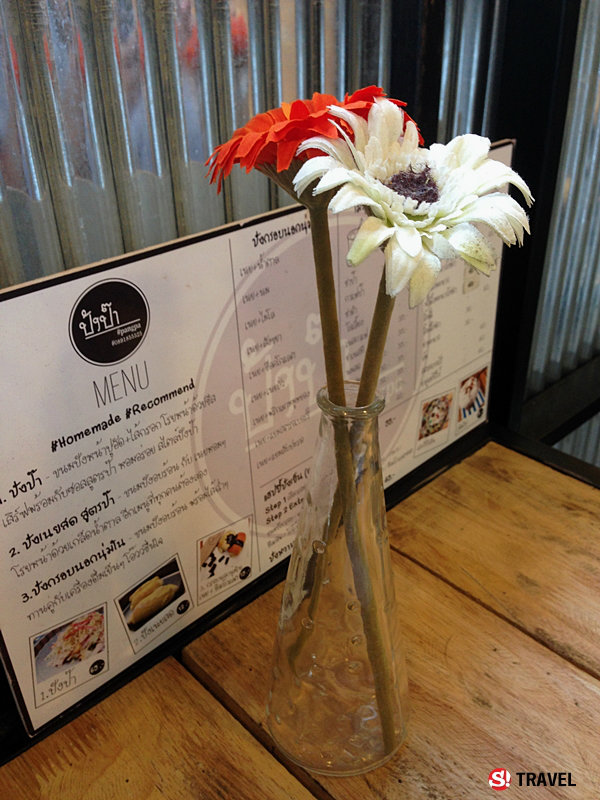 นี่เป็นโต๊ะที่เรานั่งค่ะ ก็จะมีเมนูวางไว้ให้ทุกโต๊ะ
