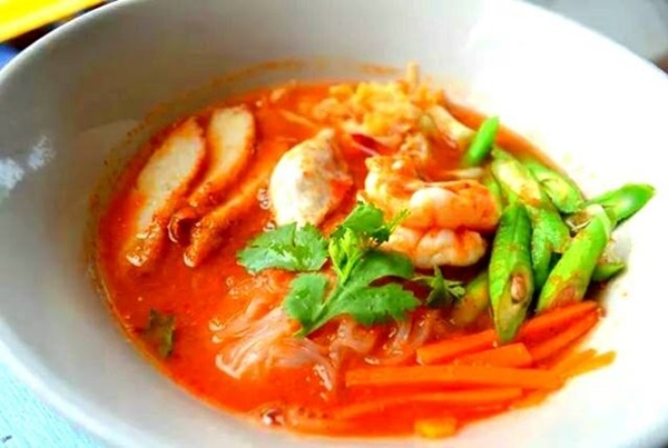 ก๋วยเตี๋ยวแกงส้ม และก๋วยเตี๋ยวน้ำพริกอ่อง : ร้านโอกาส ก๋วยเตี๋ยวโบราณของคนมีเส้น อัมพวา