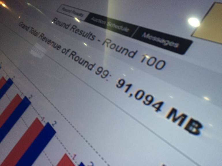 ศึกนี้ถึงเลือดสาด! ทะลุกว่า 9.5 หมื่นล้าน ประมูล 900 MHz ยังไม่จบ