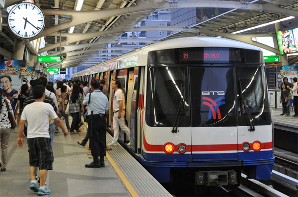 10 แหล่งที่เที่ยว ชิม ช้อป ตามเส้นทางรถไฟฟ้ามหานคร