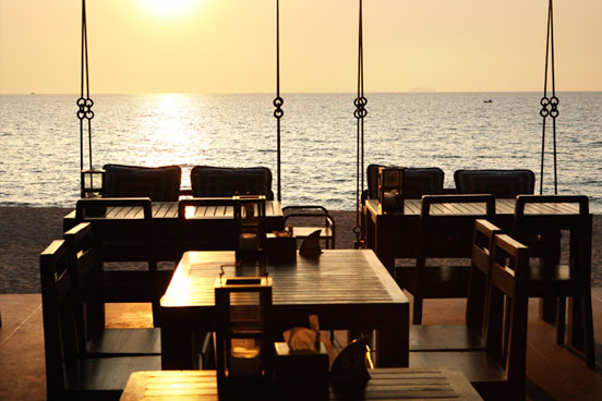 เดอะ วิว บีช บาร์ แอนด์ เรสเตอรองท์ (The view beach bar & restaurant)