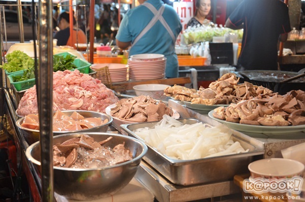 ตะลุยเยาวราชตอนค่ำ ตระเวนหาของกินร้านอร่อย