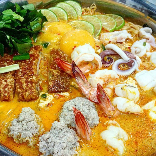 ตามรอยเมนูดัง “มาม่า..ร้านเจ๊โอว“  โอ้โห อร่อยเวอร์!