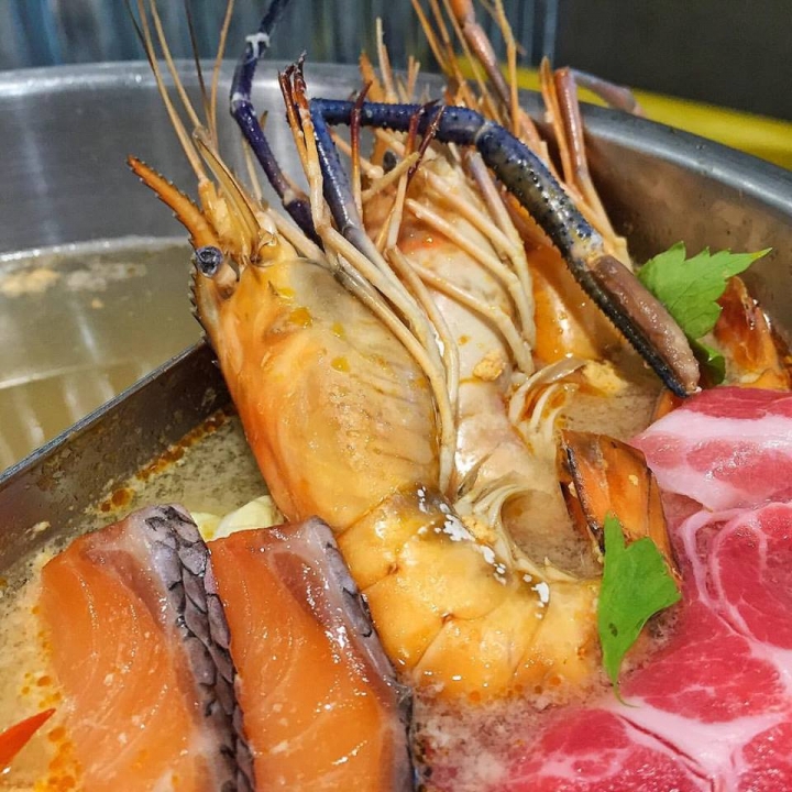 Penguin Eat Shabu Buffet