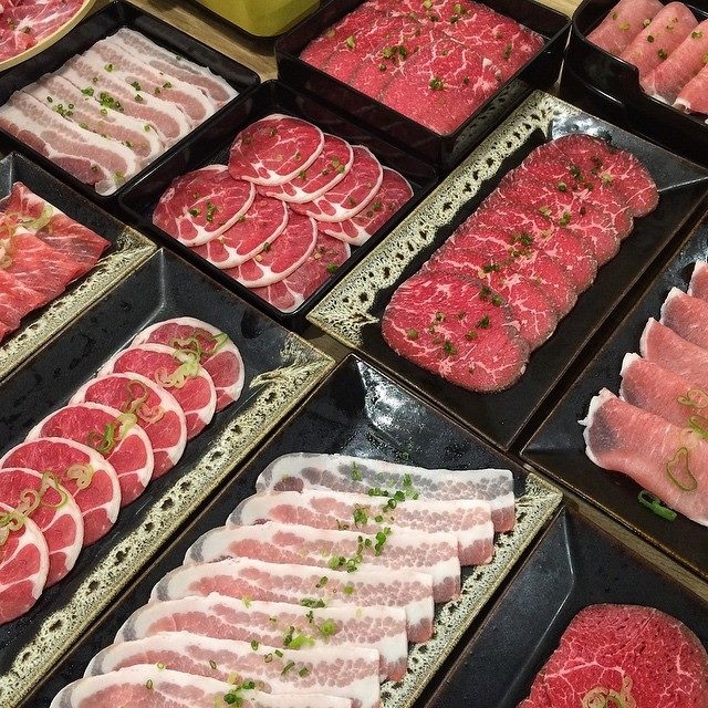 Penguin Eat Shabu Buffet