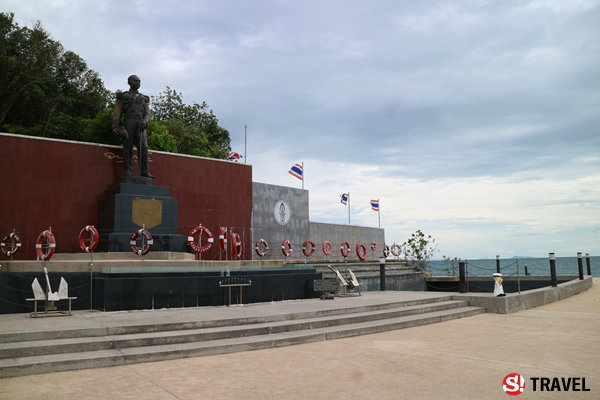 พระอนุสาวรีย์และศาลกรมหลวงชุมพรเขตอุดมศักดิ์ ณ สถานีเรือสมุย (เสด็จเตี่ย)