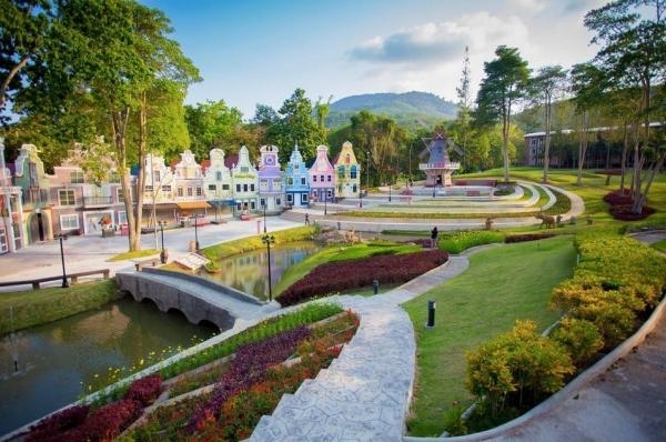 สตรอเบอรี่ทาวน์ ระยอง (บรรยากาศเหมือนไปเนเธอร์แลนด์)