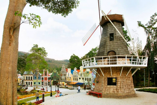 สตรอเบอรี่ทาวน์ ระยอง (บรรยากาศเหมือนไปเนเธอร์แลนด์)