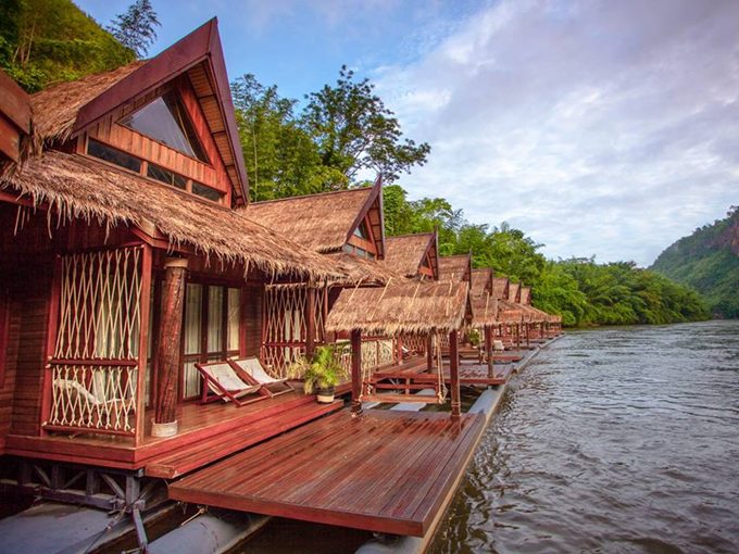 สูดกลิ่นหญ้า ขาจุ่มน้ำ กับ 6 ที่พักหน้าฝนสุดฮอต