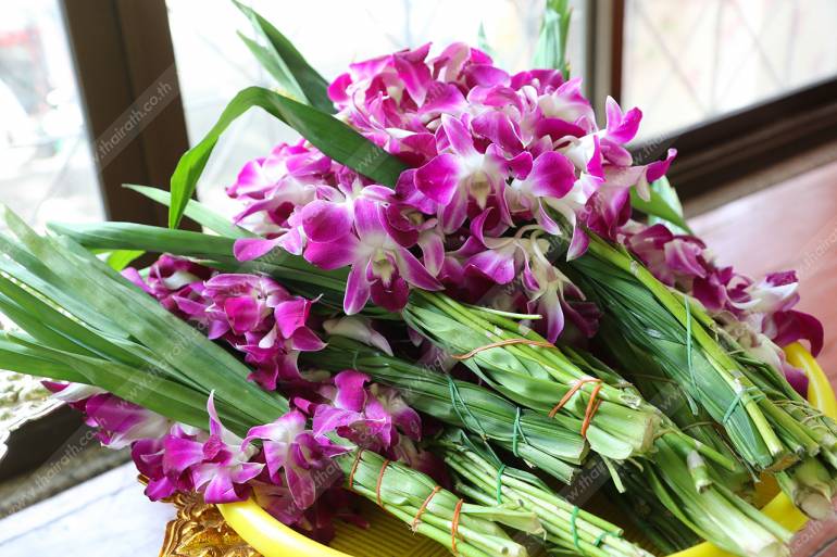 ถวายดอกไม้ เพื่อชีวิตที่ดีมีคนเกื้อกูล