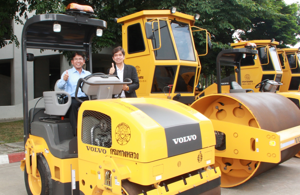 อิตัลไทยส่งมอบเครื่องจักร Volvo แก่กรมทางหลวง